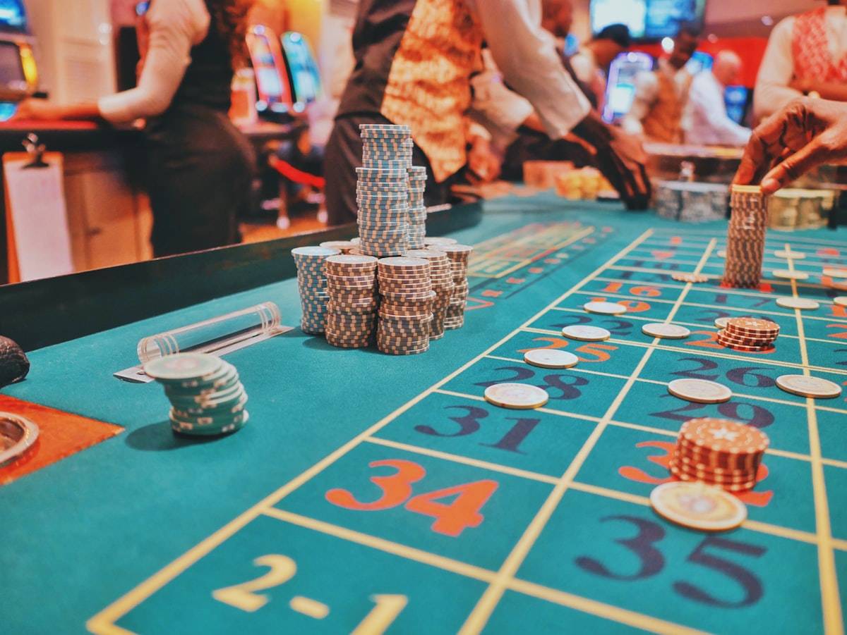 Meja casino dengan tumpukan chip permainan