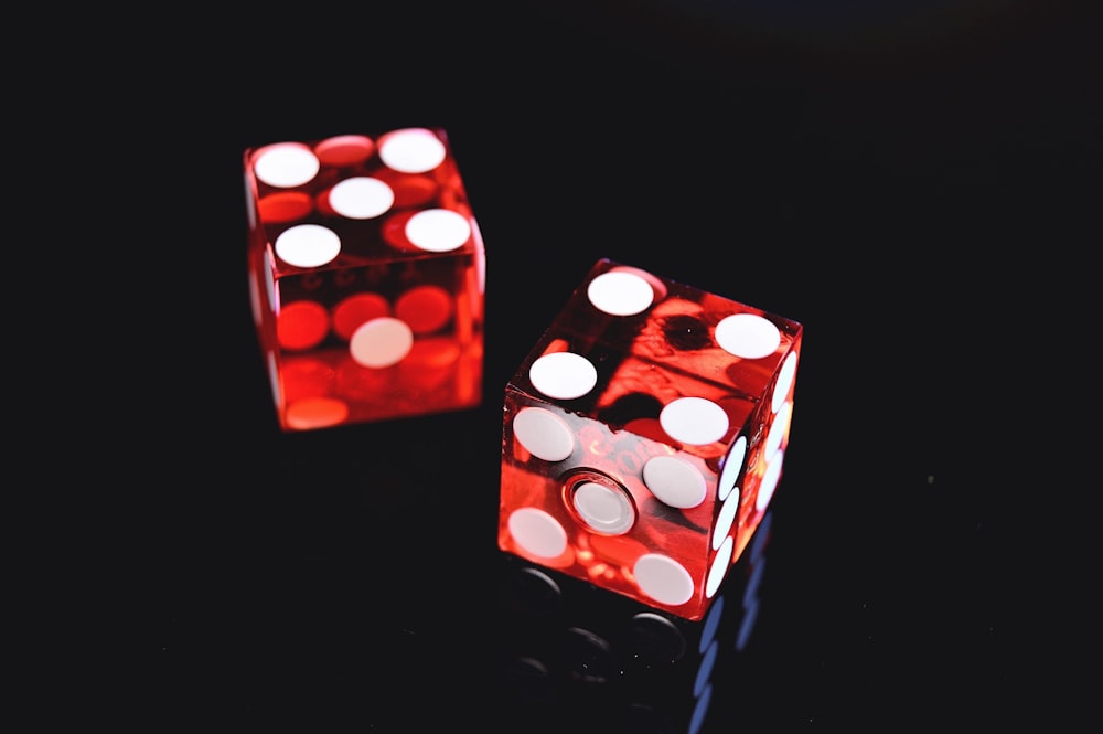 Sepasang dadu merah putih di atas meja