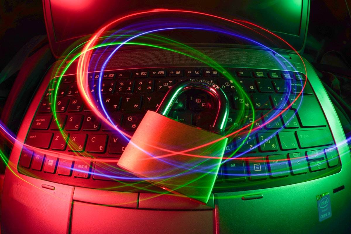 Gembok digital di atas keyboard laptop sebagai simbol keamanan