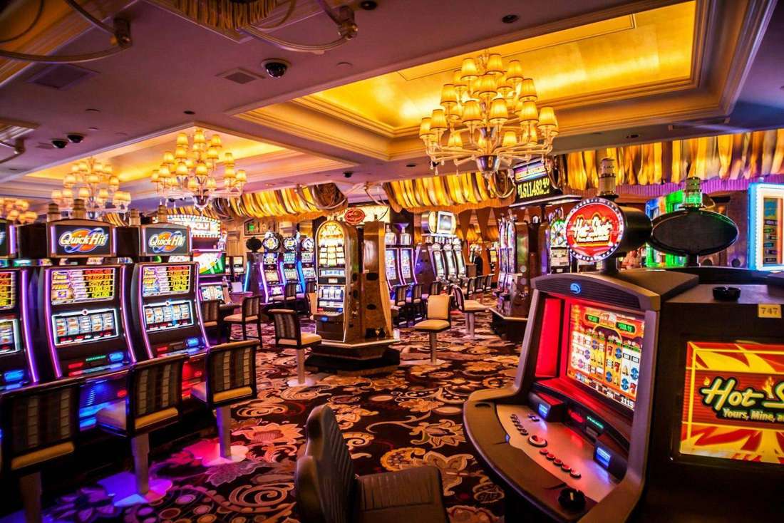 Deretan mesin slot menyala di lantai kasino