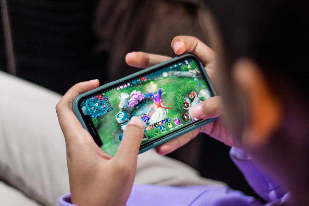 Seseorang bermain game di ponsel sambil bersantai