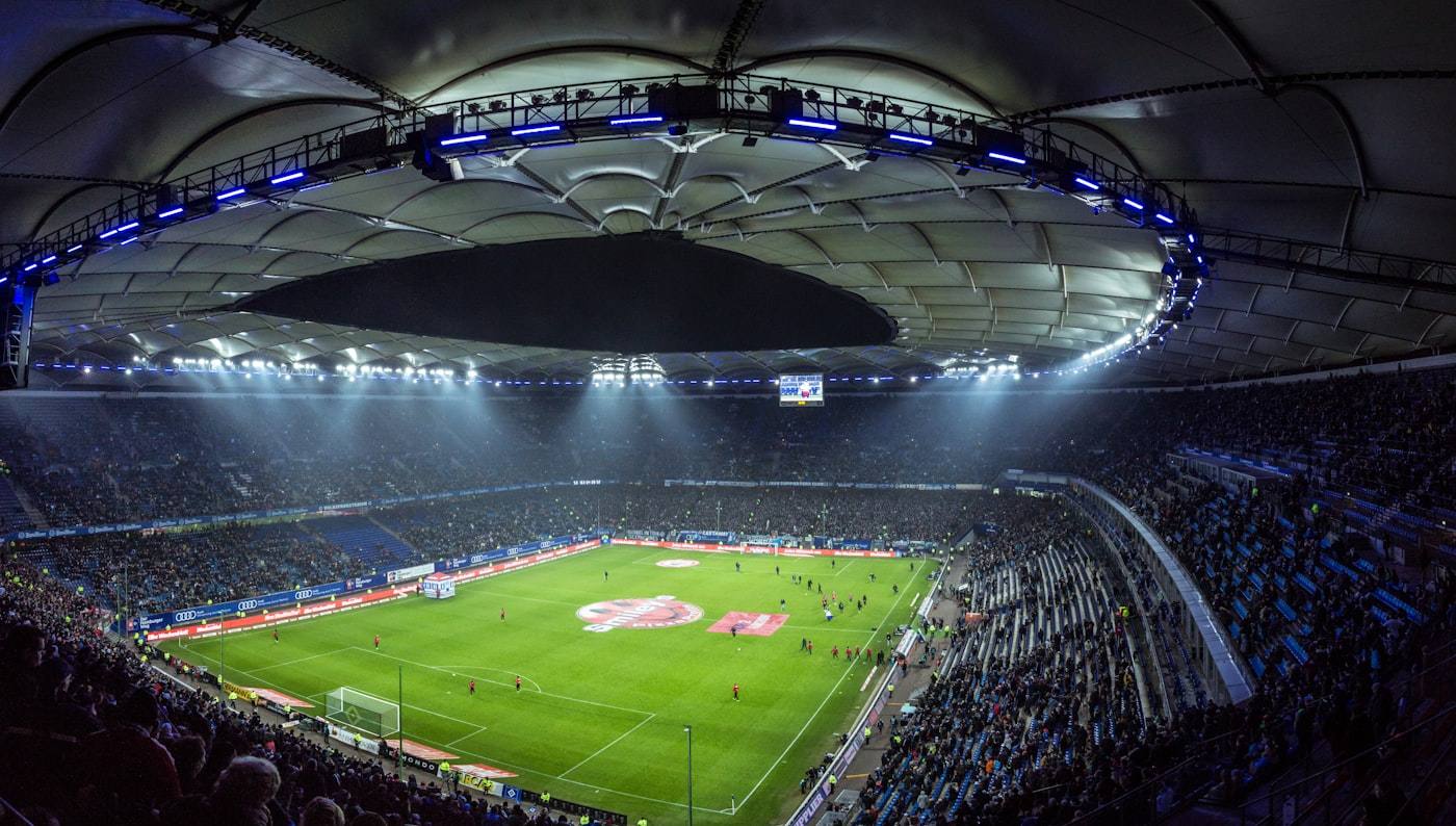 Stadion sepak bola dilihat dari atas saat pertandingan